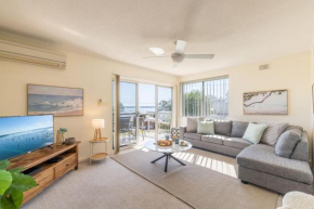 Yarramundi, 4,47 Magnus Street - air conditioned unit with air con, wi-fi, water views and close to town
